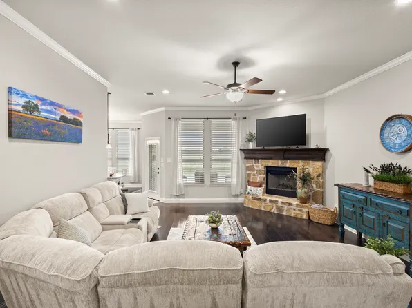 206 S Meadow Dr, Ferris, TX 75125