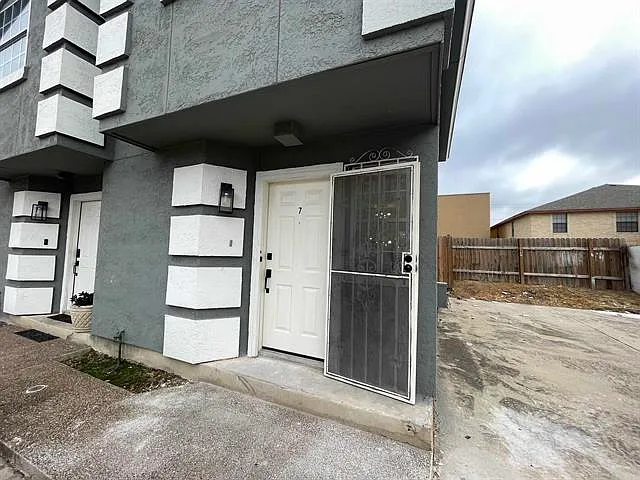 2 bed, 1.5 bath, 826 sqft, $1,150 — Photo 1