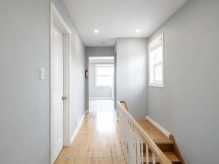 35A Bowie Ave #UPPER — Photo 17