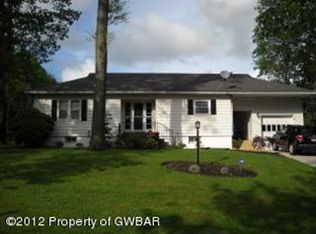 12 Skyview Dr, Dallas, PA 18612