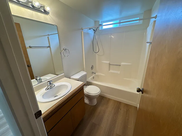 1348 Mentone Ave #C — Photo 9
