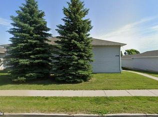 208 15th St NE, Mandan, ND 58554
