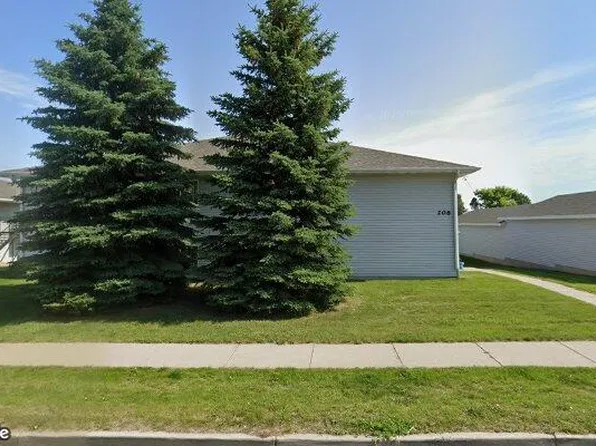 208 15th St NE, Mandan, ND 58554