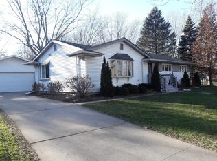 725 W Elizabeth Dr, Crown Point, IN 46307
