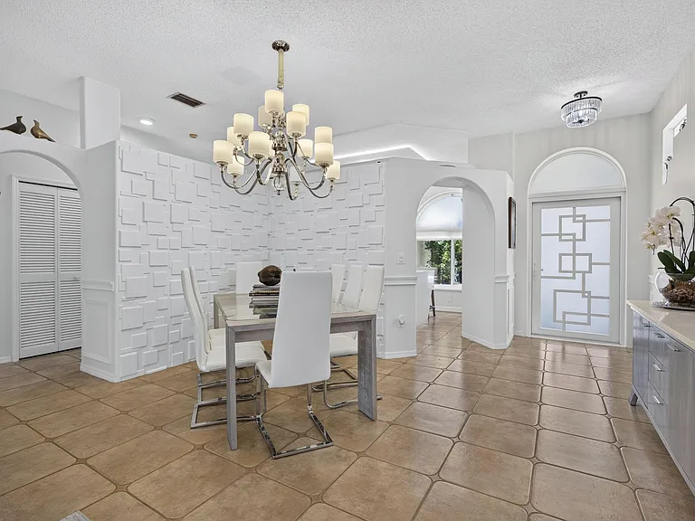 716 Lake Wellington Dr — Photo 8