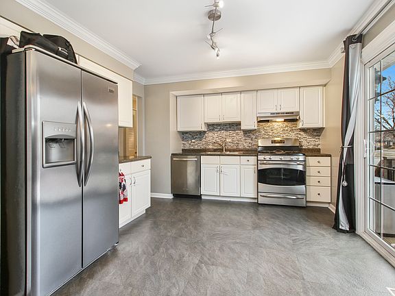 4th image of 221 Hampshire Ln