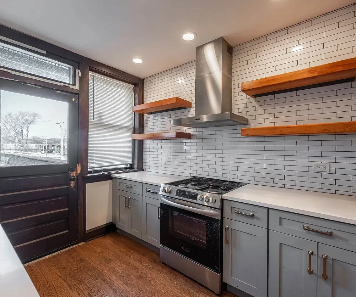 2 bed, 1000 sqft, $1,900 — Photo 2