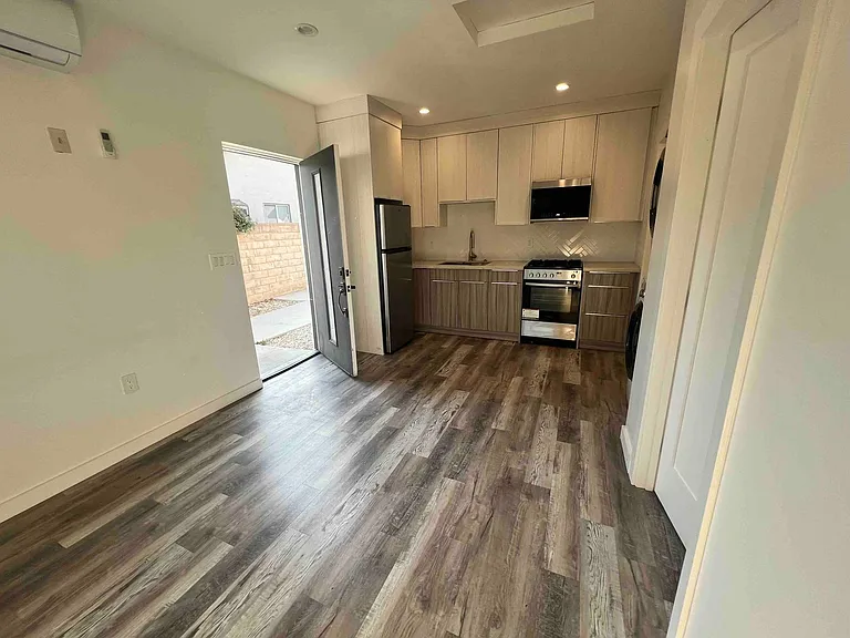 8045 Darby Ave — Photo 4