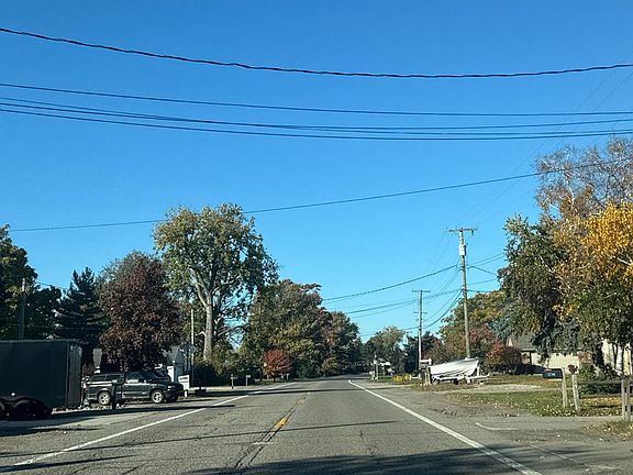 4th image of 31679 N River Rd