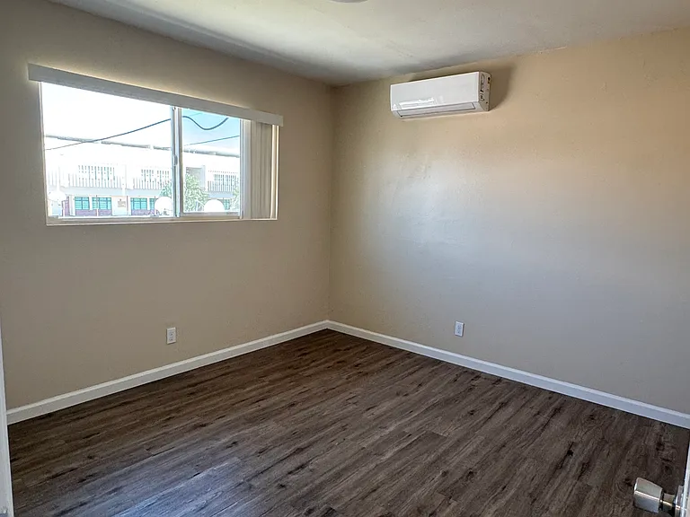 2658 N Humbert Ave — Photo 9