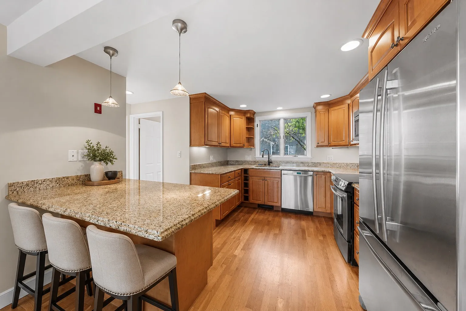 3 bed, 1.5 bath, 1232 sqft, $4,000 — Photo 2