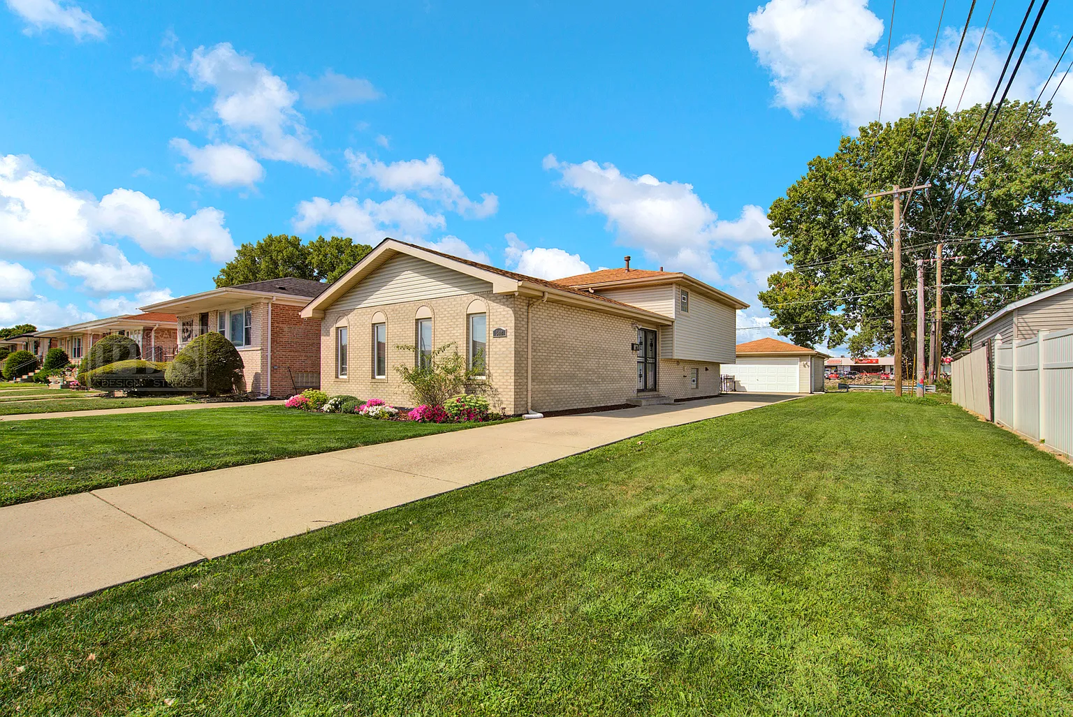 588 Saginaw Ave photo 1