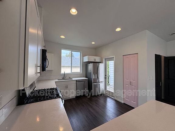 4th image of 814 NW Highgarden Dr