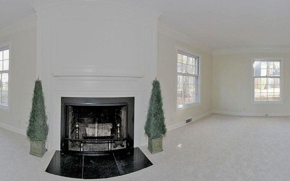 2nd image of 1725 Washington St