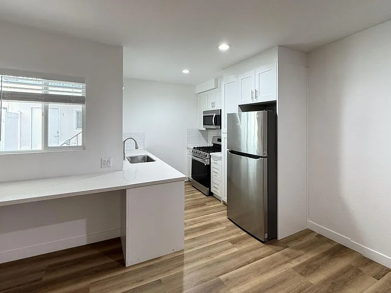 3630 Midvale Ave #6 — Photo 2