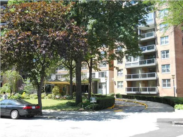 61-20 Grand Central Parkway image 1 of 9