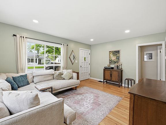4th image of 5355 Rosslyn Ave