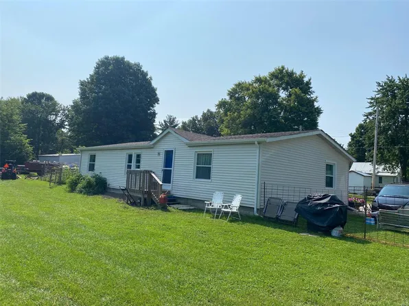515 N Elm St, Nokomis, IL 62075