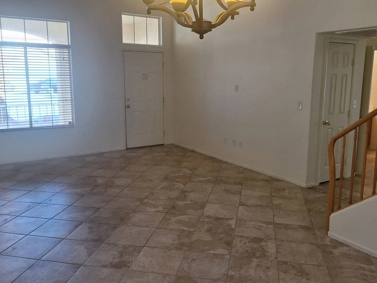 5 bed, 3.5 bath, 2800 sqft, $2,650 — Photo 4