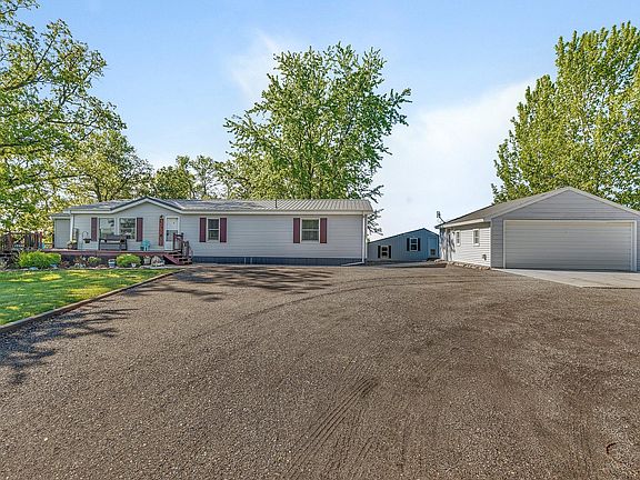 3rd image of 17773 County Road 37 NW