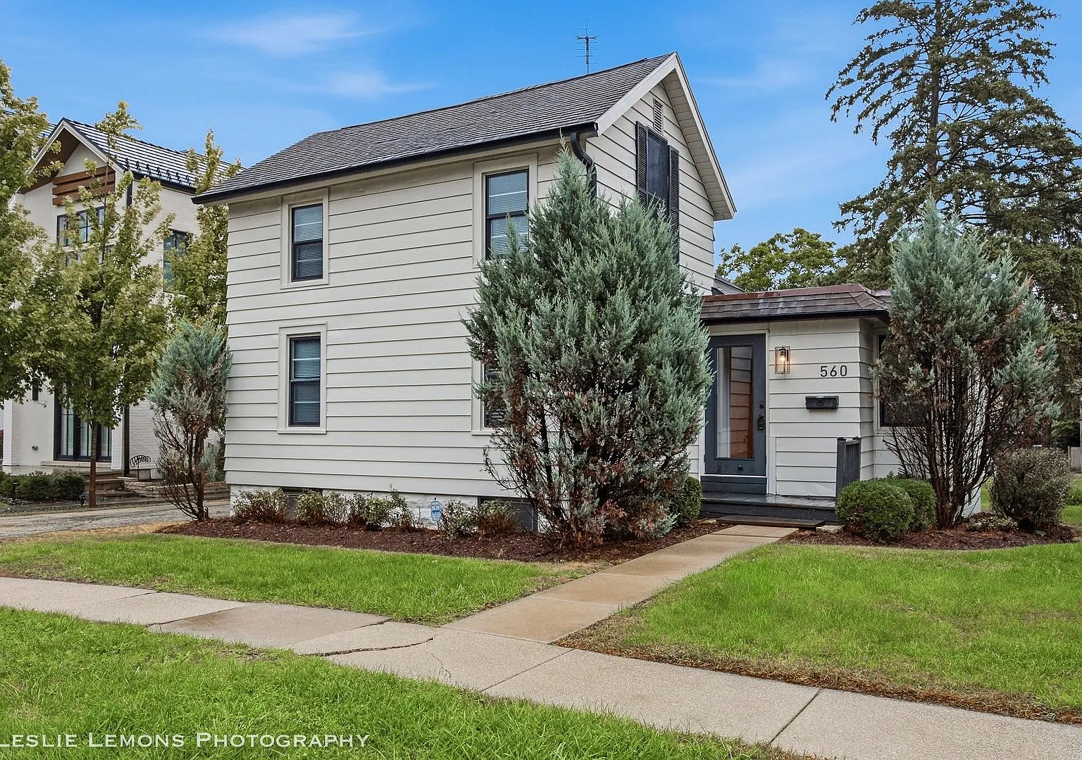 3 bed, 2.0 bath, 1300 sqft, $3,200 — Photo 1
