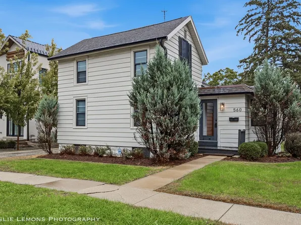 560 N Webster St, Naperville, IL 60563