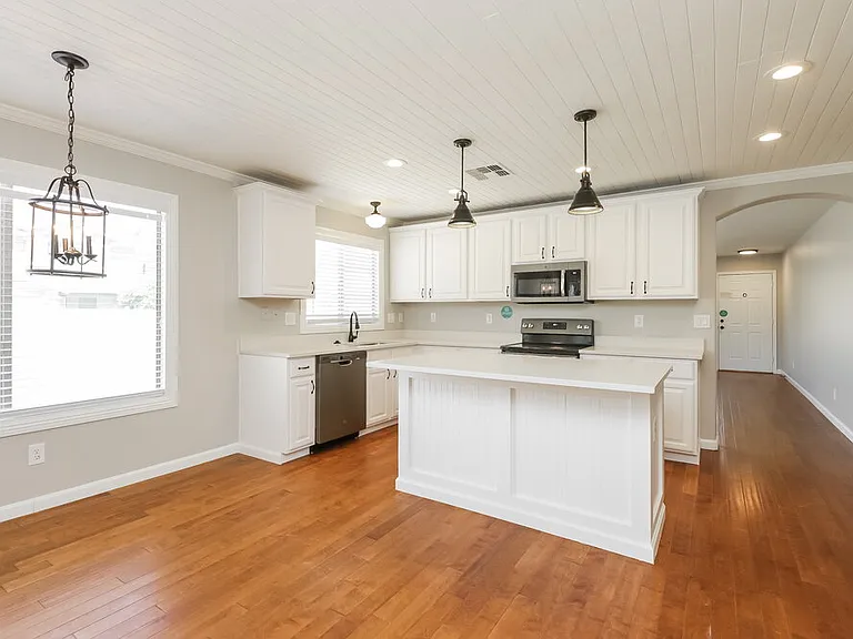 651 E Christopher St — Photo 7