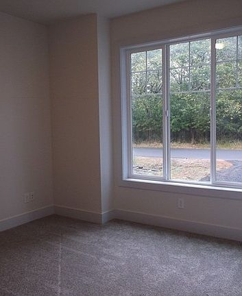 5th image of 545 Puffin Ave NE