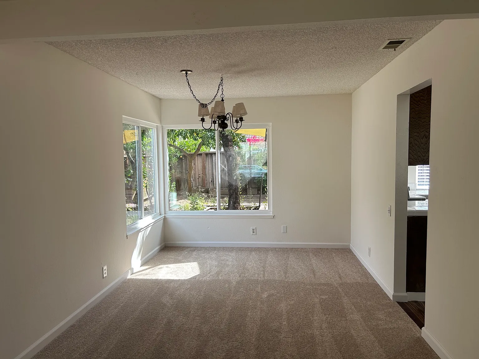 4 bed, 2.5 bath, 1841 sqft, $4,200 — Photo 4