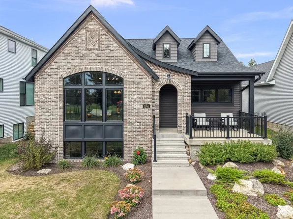632 Holmes St, Bettendorf, IA 52722
