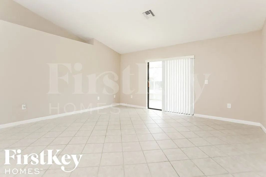 3 bed, 2.0 bath, 1466 sqft, $2,000 — Photo 4