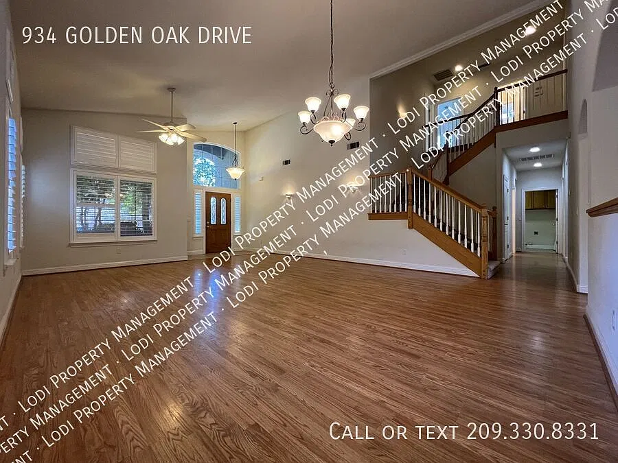 Gorgeous 3 Bedroom Home in Park West — Photo 2