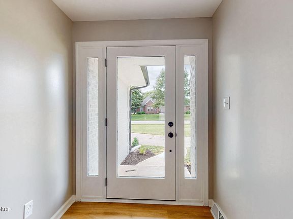 3rd image of 1552 Wellesley Dr