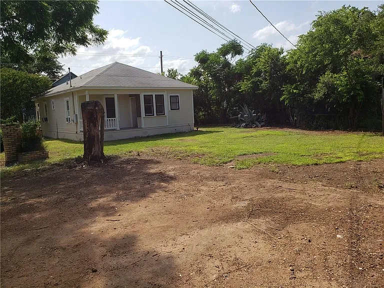 1405 Waller St — Photo 14