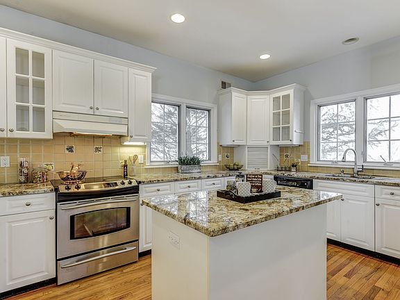 4th image of 10 Hasemann Ct