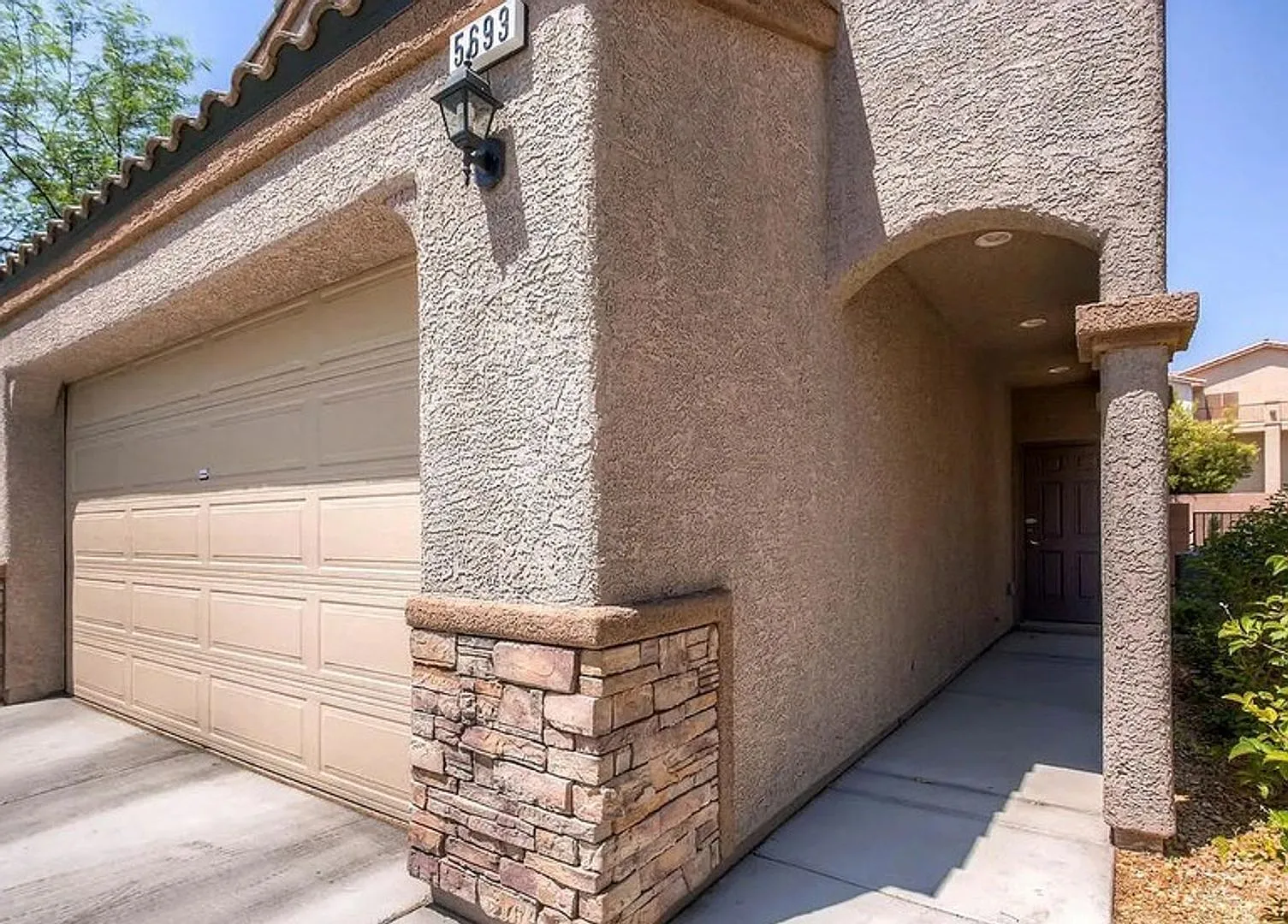 Beautiful 3 Bedroom Home in Gated Community with 2-Car Garage — Photo 2