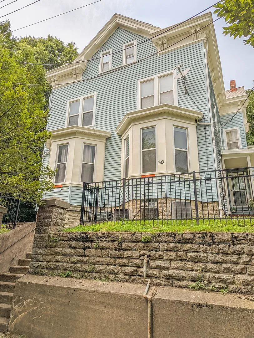 32 Conklin Apts — Photo 2