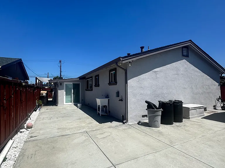 2142 Sleepy Hollow Ave — Photo 8