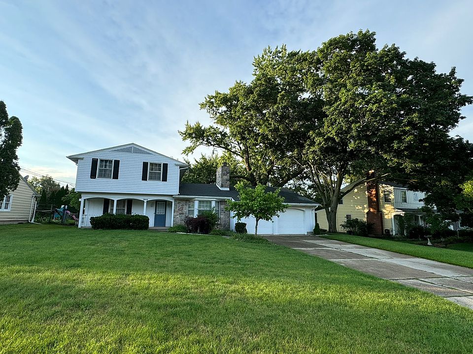 Front of the house, two cars garage.
Partially furnished.