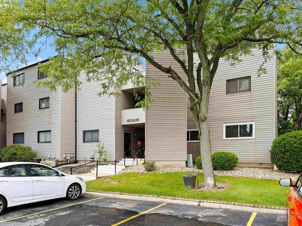 7221 N Lakeside Ct, Peoria, IL 61614