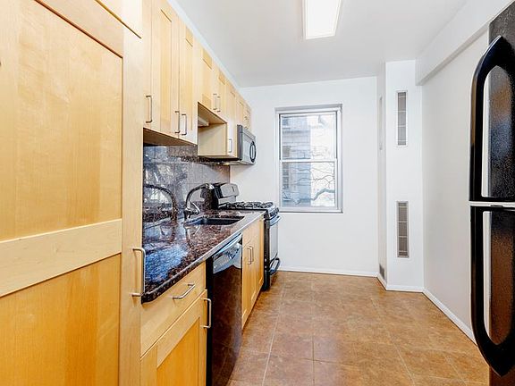 3rd image of 550 Grand St APT J1c
