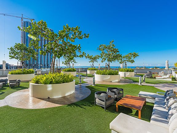 Great amenity deck for BBQ and hangout.