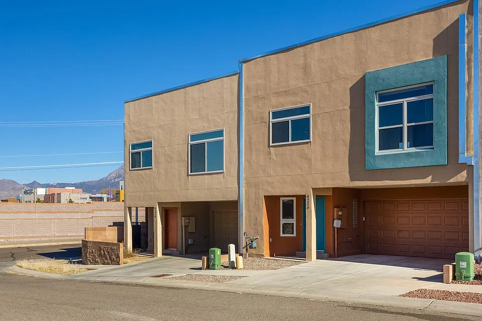 3 bed, 1600 sqft, $2,400 — Photo 2
