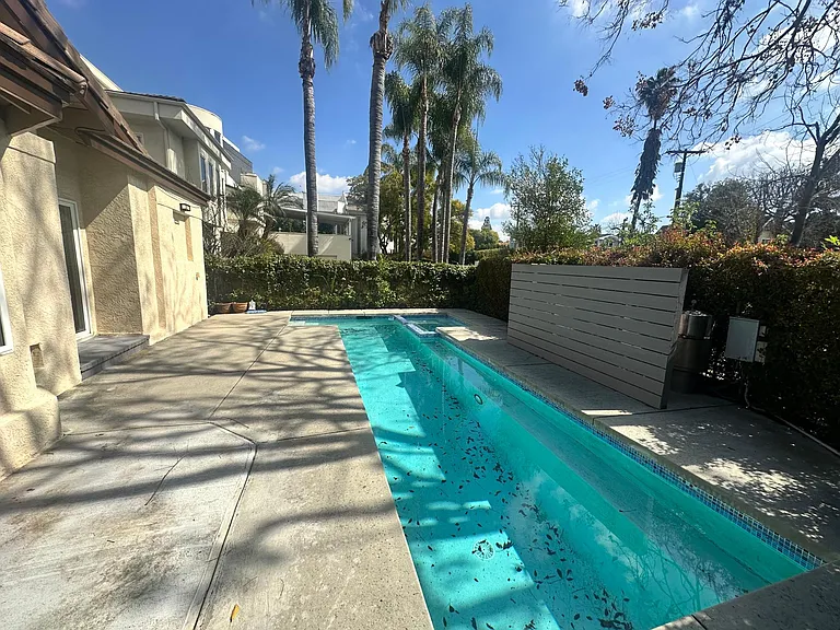 16027 Dickens St — Photo 2