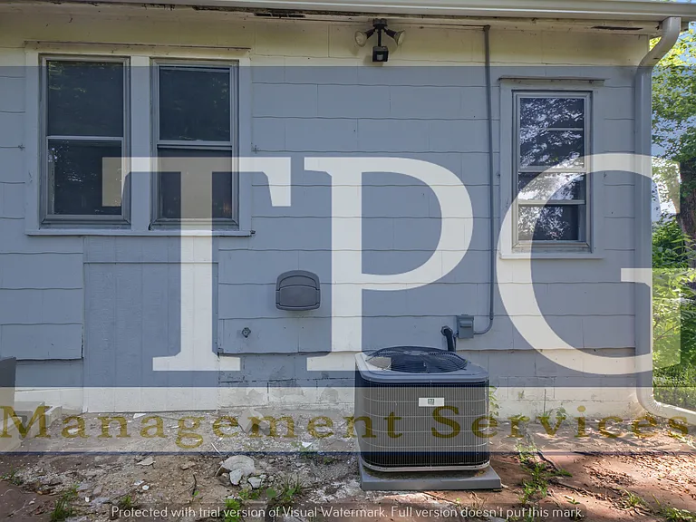 2121 N River Blvd — Photo 5