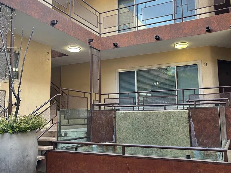 1417 N Curson Ave — Photo 21