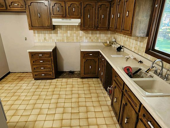 Kitchen - vinyl will be replaced