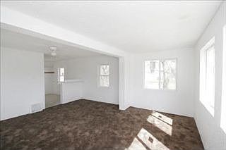 4th image of 401 Wood St N