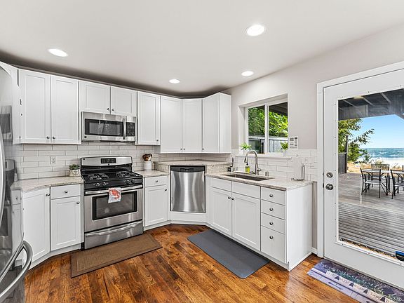 3rd image of 4155 SE Camano Dr