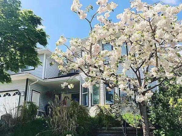 2655 Delahaye Dr, Coquitlam, BC V3B 7E7